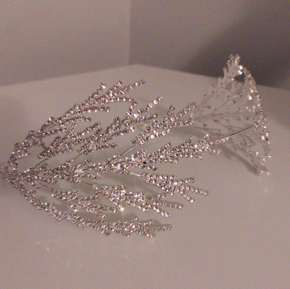 Womens silver colored one size fits all tiara